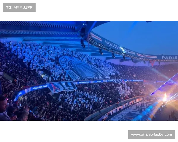 球迷在王子公园球场展示巨型TIFO，向小罗致敬